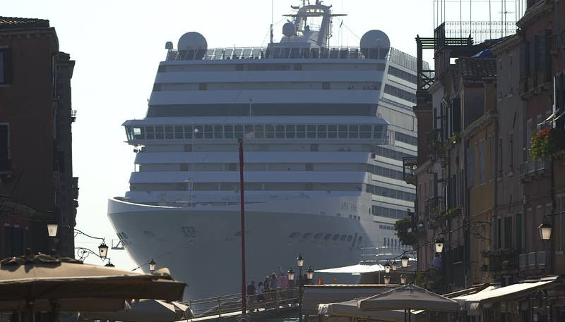  Un crucero entra en puerto de Venecia 