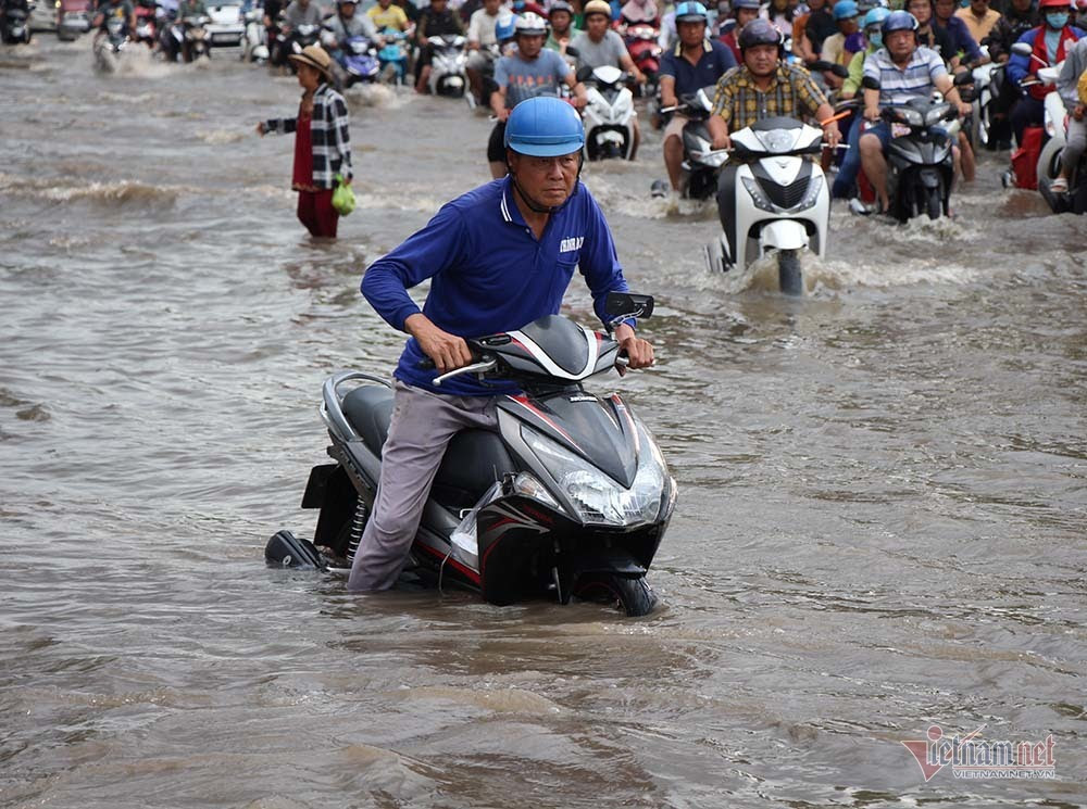 Cả dòng người cưỡi xe máy vượt biển nước Cần Thơ