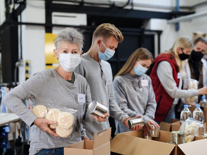 Bénévoles dans une banque alimentaire