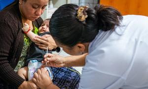 Un niño de cinco meses recibe una vacuna en un centro de salud de Alta Verapaz, Guatemala.