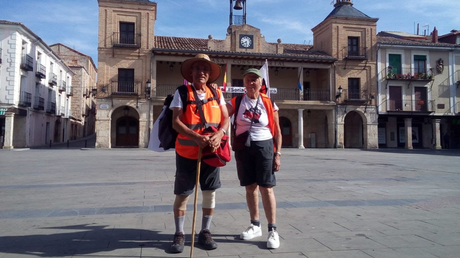La mañana - Juan y Caty, de 85 y 79 años, caminan 120 kilómetros en señal de protesta