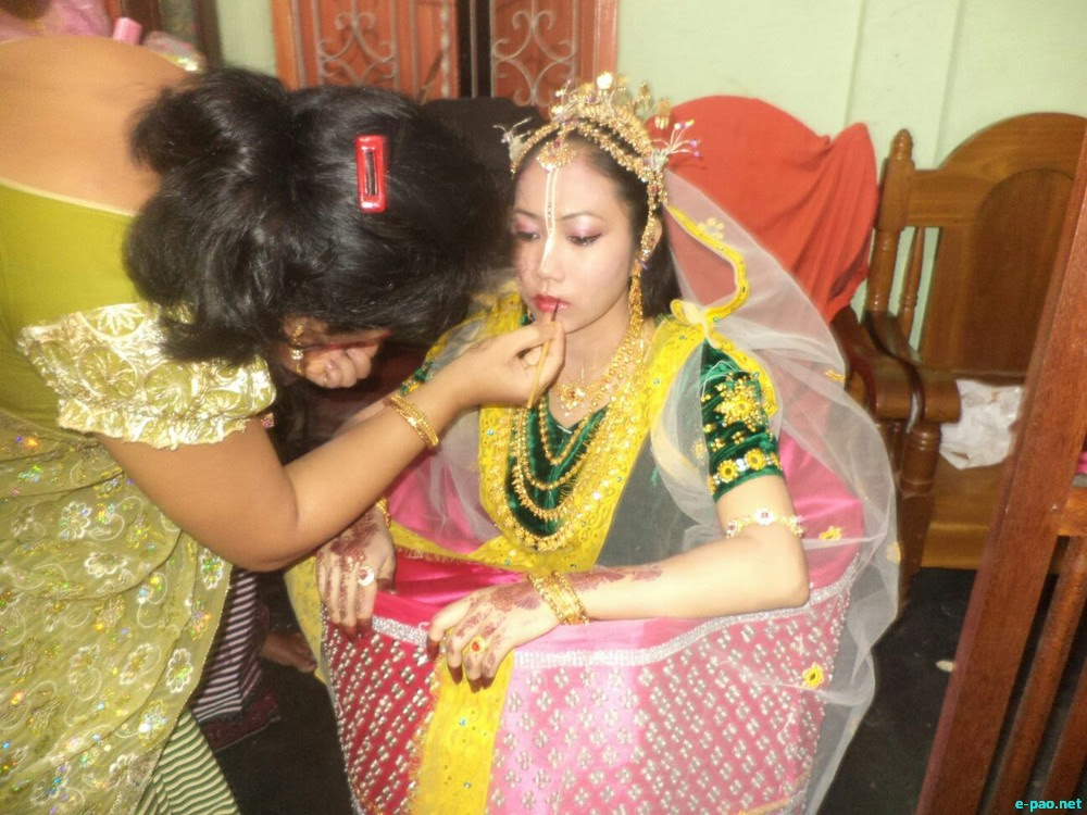 The meiteis, one of the most eminent ethnic groups of manipur hail from the manipur valley and a major feature of the dance of manipur is its colorful dresses. Assam Manipuri Marriage In Traditional Meitei Dress At Hojai Kalinagar Village Nagoan District Assam November 2013 Pictures From Manipur
