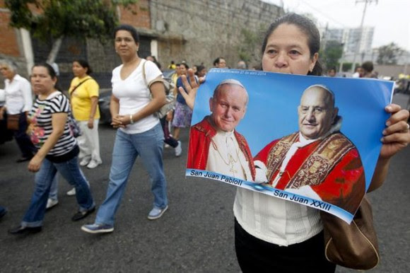 El papa Francisco proclamó la santidad de Juan XXIII y Juan Pablo II ante Benedicto XVI. Foto: EFE