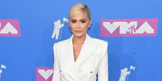 Kylie Jenner Arrives at VMAs 2018 Wearing White Trench Dress Separately From Travis Scott