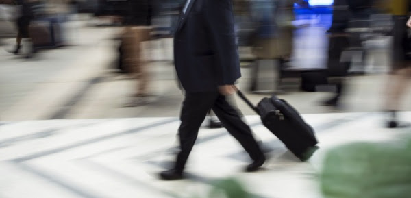 Un homme dans un aéroport