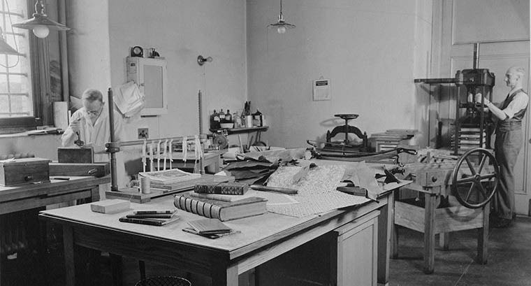 Fotografia em preto e branco de Alfred Launder trabalhando em uma oficina, 1936