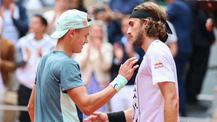 VIDEO. Roland-Garros 2022 : Tsitsipas éliminé, l'abandon de Sinner, Swiatek au courage... Les images à retenir de lundi