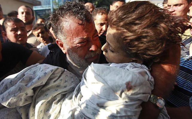 El palestino Akram Miqdad llora mientras saca en brazos el cadáver de su hija Bara-a, de seis años, de la morgue del hospital de Shifa en Gaza capital, hoy, martes 28 de julio de 2014.