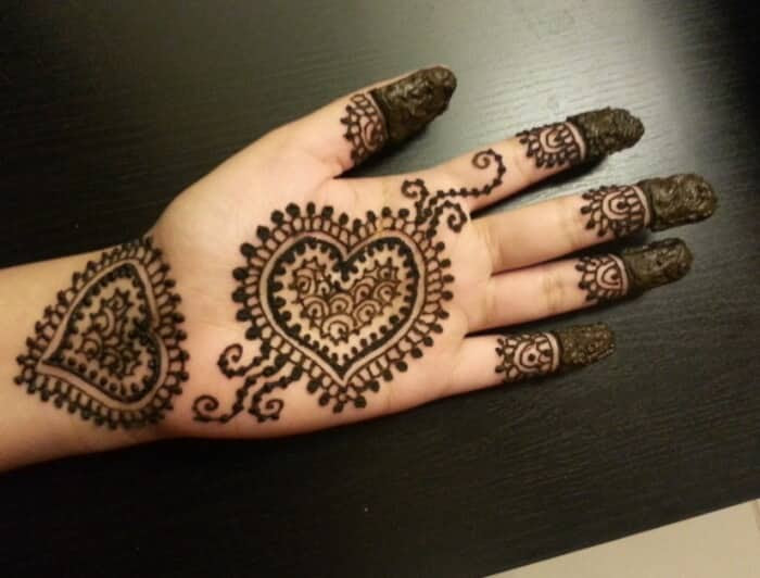 Cara melukis tangan dengan henna simple, gambar henna cantik, henna simple terbaru, gambar henna kaki simple untuk pemula, henna simple dan cantik, model henna simple sumber gambar : 30 Gambar Motif Henna Tangan Kaki Pengantin Simple Lengkap