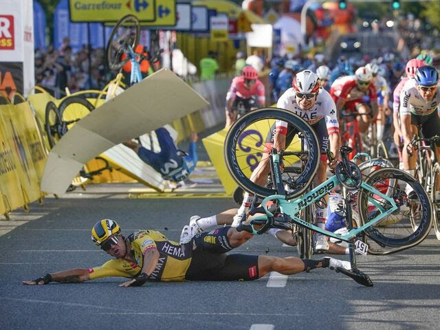Doch kurz nach der erfreulichen botschaft kommt es bei der rundfahrt zu einem weiteren schweren unfall. Radsport Fabio Jakobsen Nach Horrorsturz Alle Knochen Im Gesicht Gebrochen Sn At