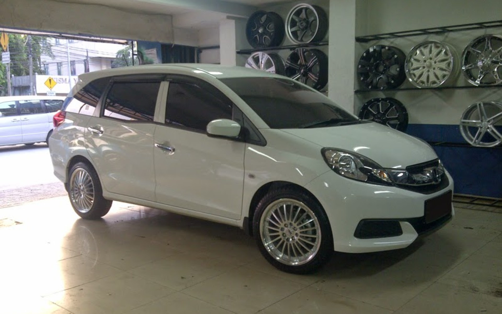 Gambar Desain Modifikasi Mobil Honda Mobilio Warna Putih 