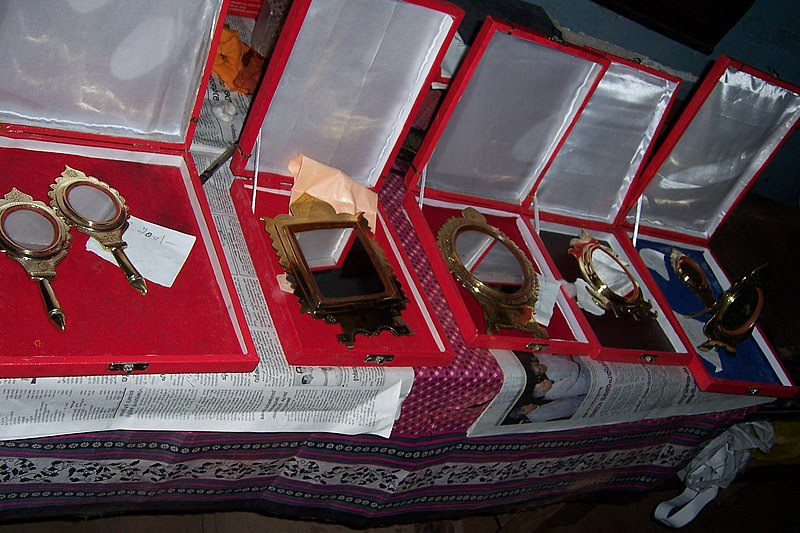 File:Aranmula Mirrors.jpg