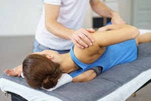Osteopathie bezeichnet eine alternativmedizinische behandlungsform und ist ein teilgebiet der sogenannten manuellen medizin (von lateinisch manus = hand). Osteopathie Behandlung Osteopathie Krankenkasse De