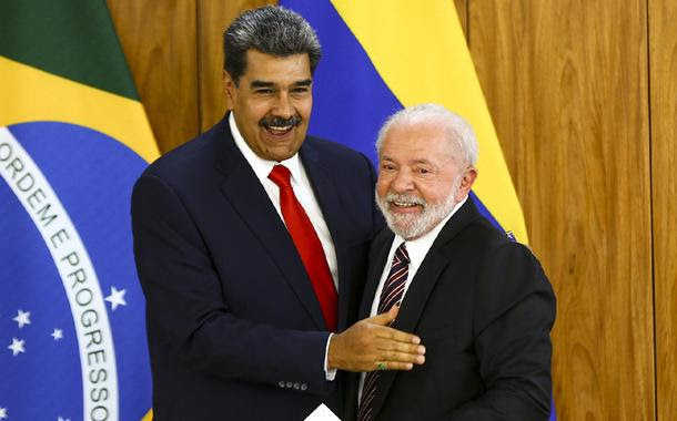 Ao lado de Maduro, Lula defende moeda comum para países do BRICS: 'para sermos independentes do dólar'