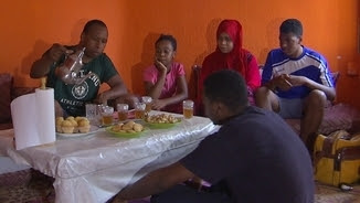 La família El-Ouabi, a casa seva, a Cornellà de Llobregat