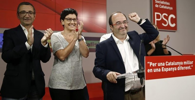 El candidato del PSC, Miquel Iceta, durante su valoración ante los medios de comunicación en la sede de los socialistas catalanes en Barcelona../ EFE