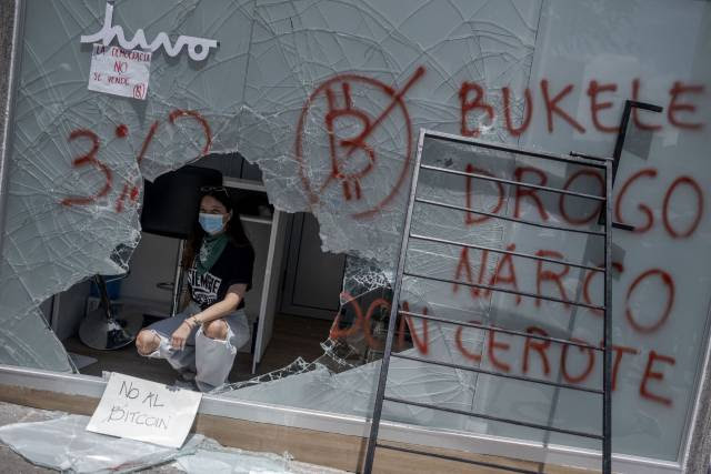 Bukele enfrenta protestos e diz que oposição é financiada