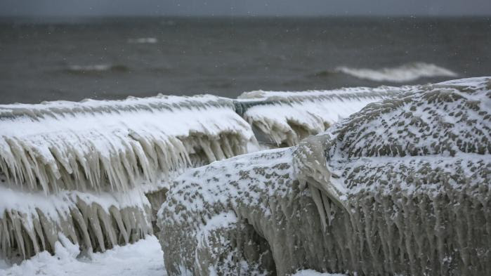 VIDEO. Fontaine de glace, stalactites, voitures gelées... Le froid paralyse l'est des Etats-Unis