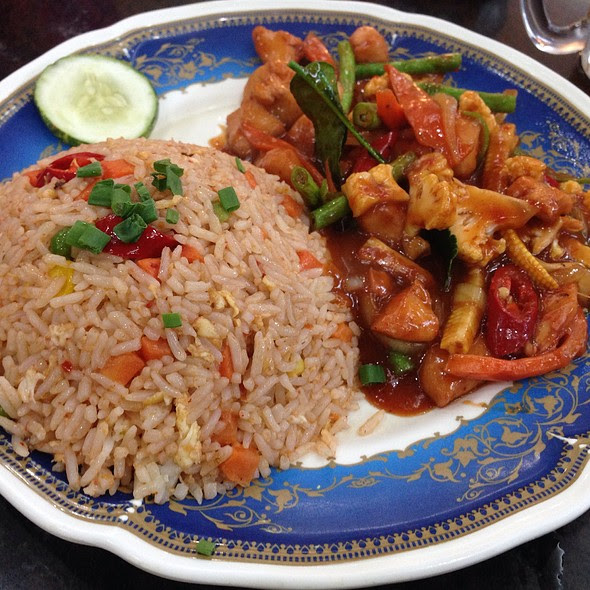 Selain karena rasanya yang enak, cara membuatnya pun cukup mudah. Nasi Goreng Paprik Ayam
