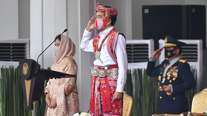 Pakaian adat merupakan salah satu bentuk dari identitas dan jati. Makna Kain Tenun Ntt Yang Digunakan Jokowi Saat Upacara Hut Ri Foto Tempo Co