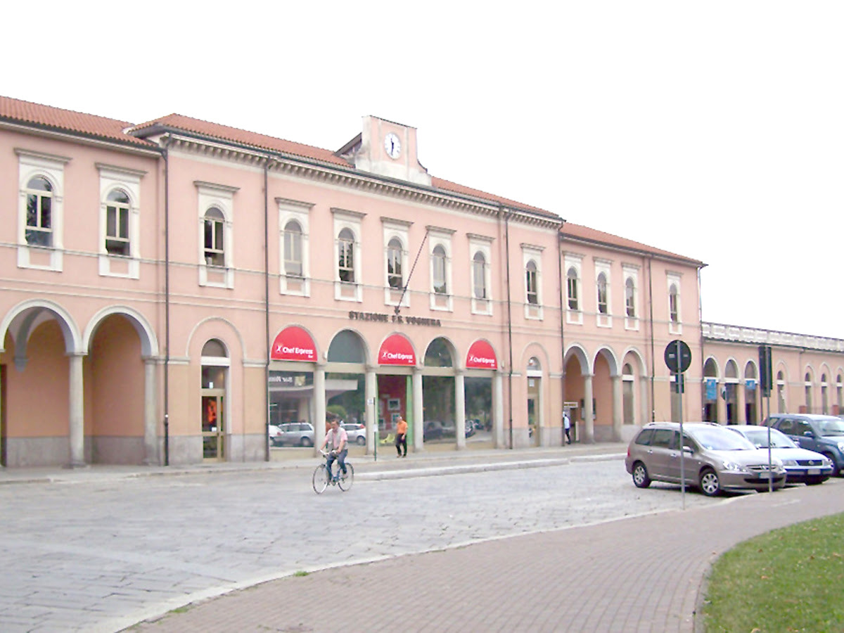 Al piano terra ci sono due grosse aperture rettangolari ai lati mentre al piano superiore una ampia vetrata illumina l'atrio interno del fabbricato. Voghera Stazione Ferroviaria Nella Morsa Di Delinquenza E Rifiuti Il Punto Pavese