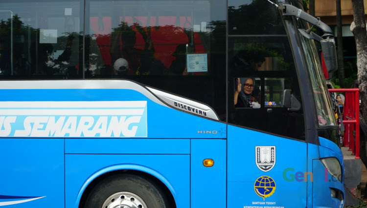 Keputusan ini diambil setelah banyaknya keluhan dari pelanggan dari berbagai di saat bersamaan melintas bus transsemarang bernomor polisi h 1416 aw dari arah belakang. Sri Suprihatinah Kartini Tangguh Sang Driver Bus Trans