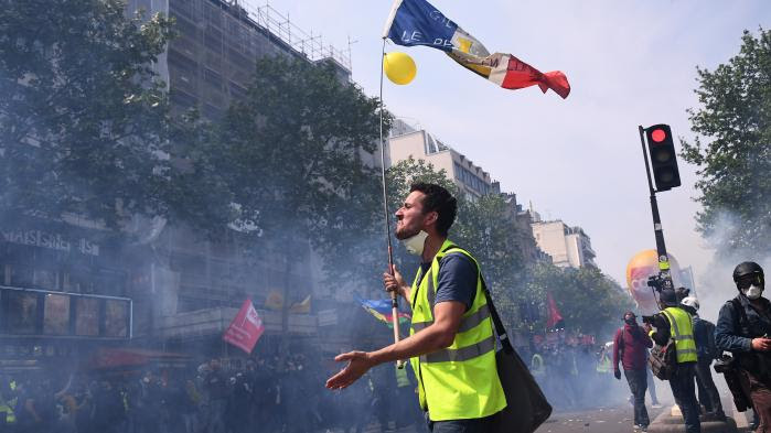 Heurts, commissariat attaqué, syndicaliste exfiltré... Ce qu'il faut retenir de la manifestation du 1er-Mai à Paris