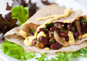 Crep de trigo sarraceno con judías rojas, hinojo y salsa de cúrcuma