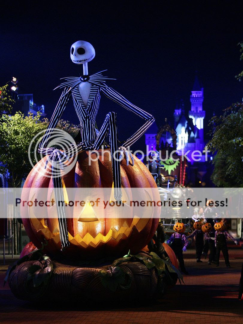 Disney And More Hong Kong Disneyland Farewell To Glow In The Park Halloween Parade As New Interactive Animazement Electrical Night Parade Will Debut In 14