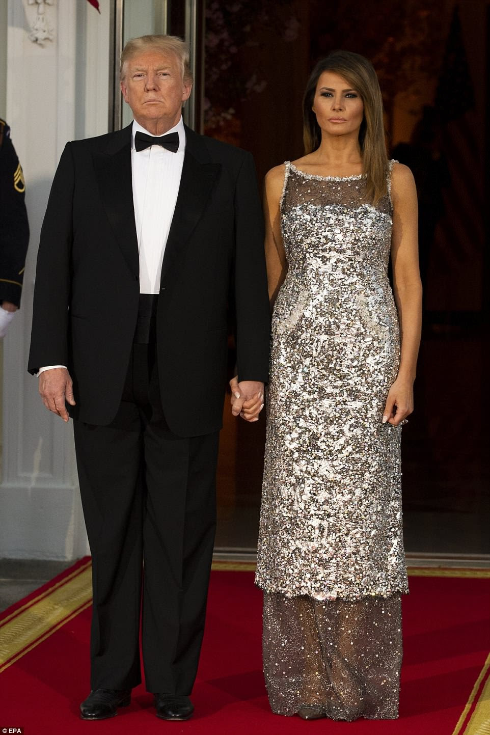 Todos os olhos estavam na primeira-dama Melania Trump na noite de terÃ§a-feira, quando ela roubou o show em um vestido Chanel brilhante para o seu primeiro jantar de estado da Casa Branca.