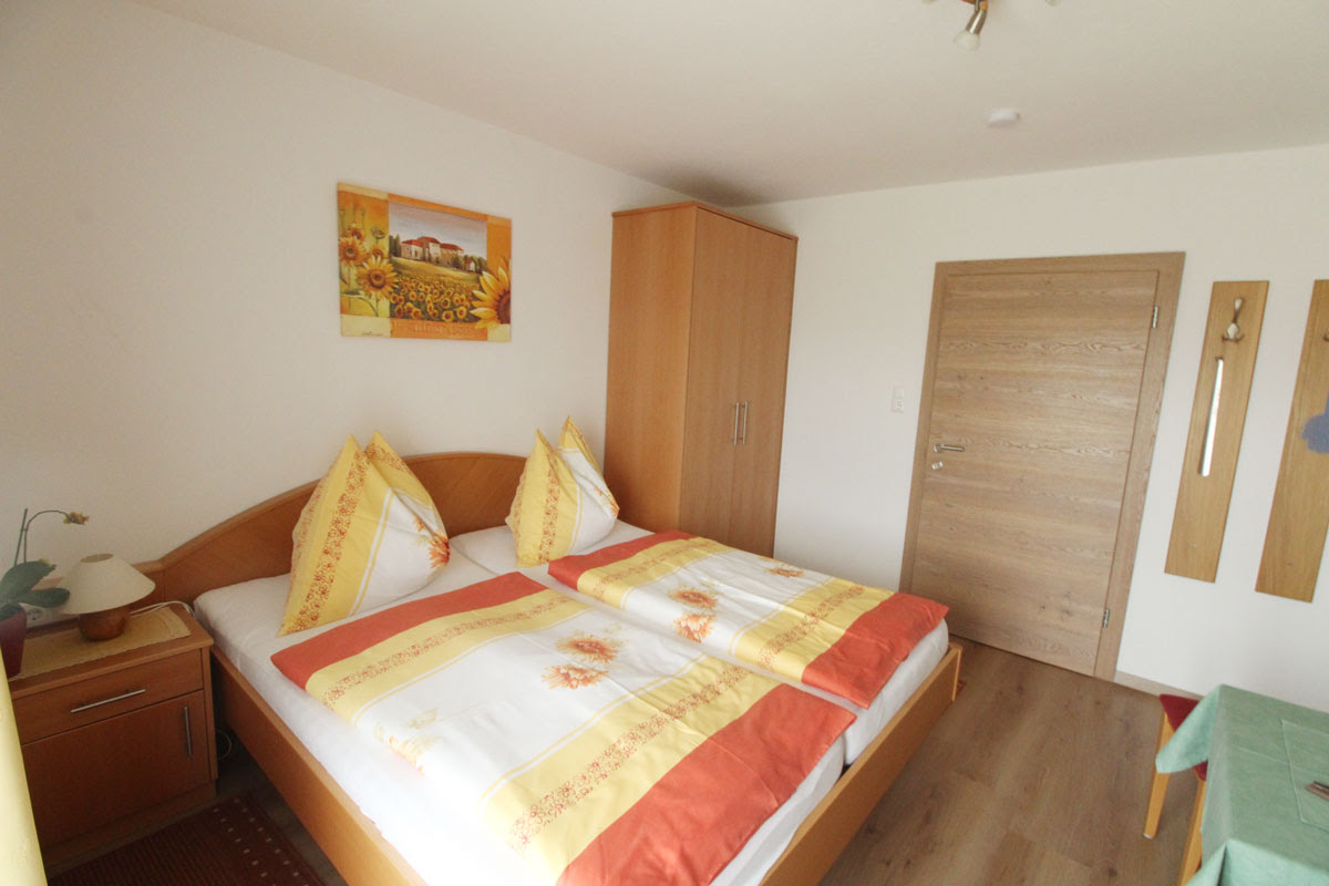Vendesi camera da letto completa di arredi ancora in buono stato tenuta benissimo,no perditempo grazie disponibilità immediata. Le Camere Appartamenti Dell Albergo Kusternighof