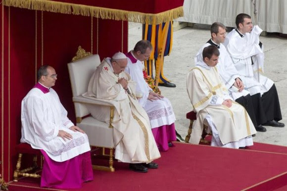 El papa Francisco proclamó la santidad de Juan XXIII y Juan Pablo II ante Benedicto XVI. Foto: EFE