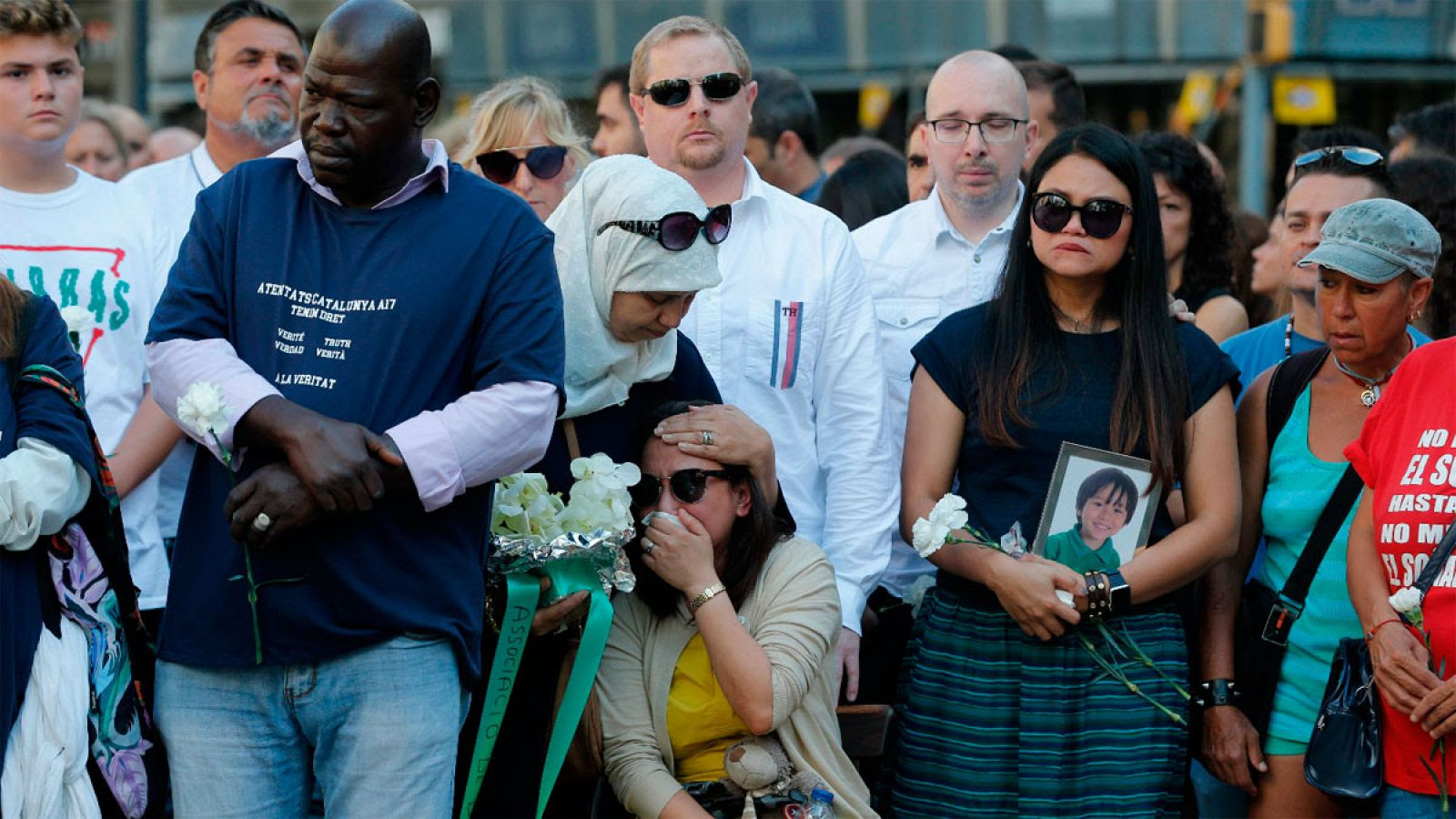 Familiares de las víctimas en el segundo aniversario del atentado del 17A en La Rambla de Barcelona