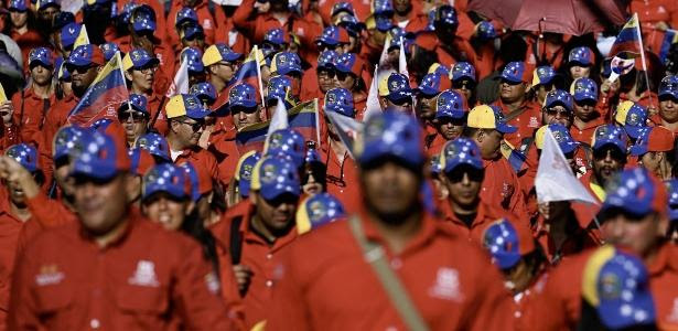 Apoiadores de Nicolás Maduro participam de comício em Caracas