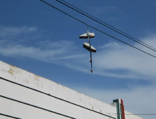 Zapatos colgando del tendido eléctrico (foto del autor)