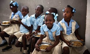 Estas niñas haitianas reciben almuerzos escolares del PMA.