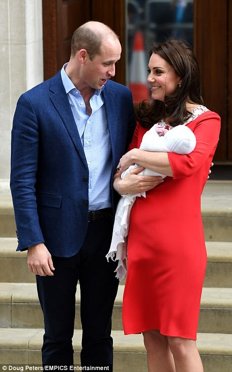 Kate compartió una mirada amorosa con su esposo William cuando salieron del ala Lindo.