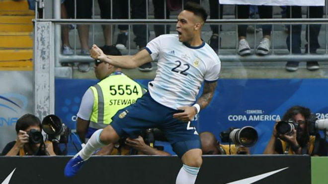 Lautaro martínez, de racing club; Seleccion Argentina Lautaro Martinez Aprovecha Un Regalo De La Defensa De Qatar Y Marca El Primero De Argentina Marca Claro Argentina