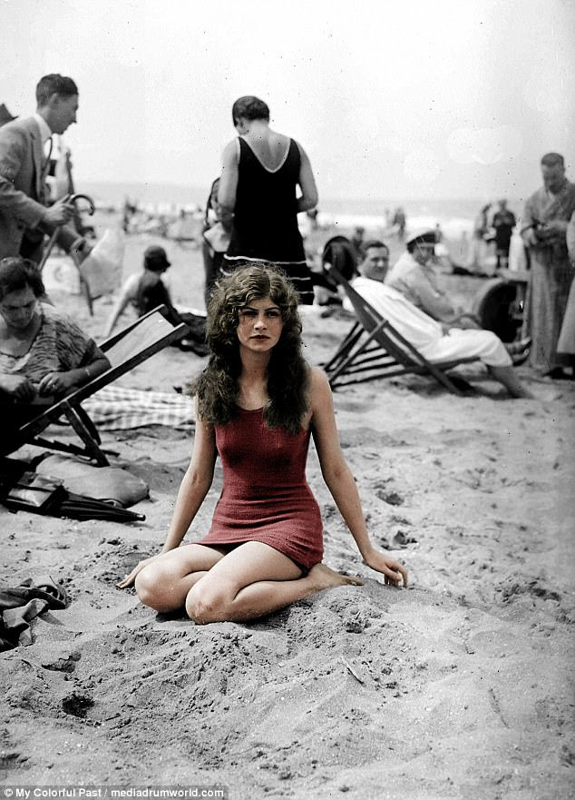 Mulher desconhecida na praia de Deauville, France, em 1925. Quando a guerra veio seus hotéis da praia foram utilizados como hospitais militares