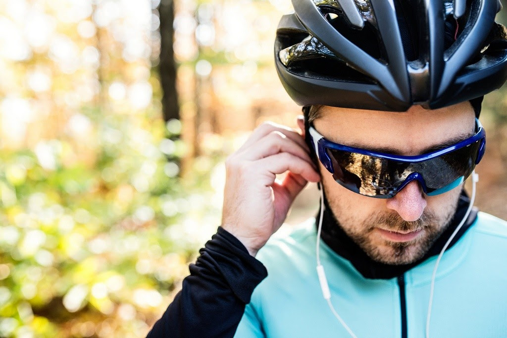 Ciclista con auriculares