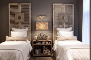 Creazioni originali, economiche e dal grande impatto estetico… oggi vi metteremo a disposizione una vasta selezione di idee con tutorial dettagliati per la creazione di una testata per il letto fai da te. 10 Suggerimenti Low Cost Per Realizzare Una Testata Per Il Letto Creativa Architettura E Design A Roma