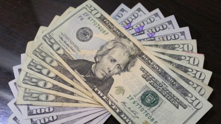 El gobierno en manos de la presidenta cristina kirchner, a hecho pública información que menciona que no se tiene pensado devaluar el peso nuevamente durante todo el año 2014, por lo que las noticias. Dolar Blue Hoy Supero Por Primera Vez Los 180 Pesos Primera Fuente