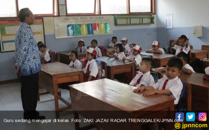 Gambar Guru Sedang Mengajar Di Kelas Seputaran Guru