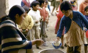 Niños acuden al reparto de comida diaria en una zona pobre de Ecuador. 
