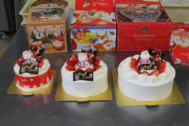ケーキ ホール 大きさ イメージケーキと料理