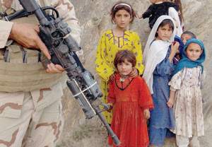 Un soldado yanqui y unas jóvenes, Afganistán, 2004.