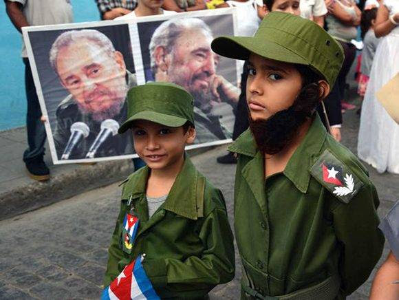 Niños camagüeyanos participando en el desfile pioneril martiano en homenaje al Apóstol cubano José Martí, en el aniversario 164 de su natalicio, y en recordación al líder histórico de la Revolución cubana, Fidel Castro, el 28 de enero de 2017. Foto: Rodolfo Blanco/ ACN.