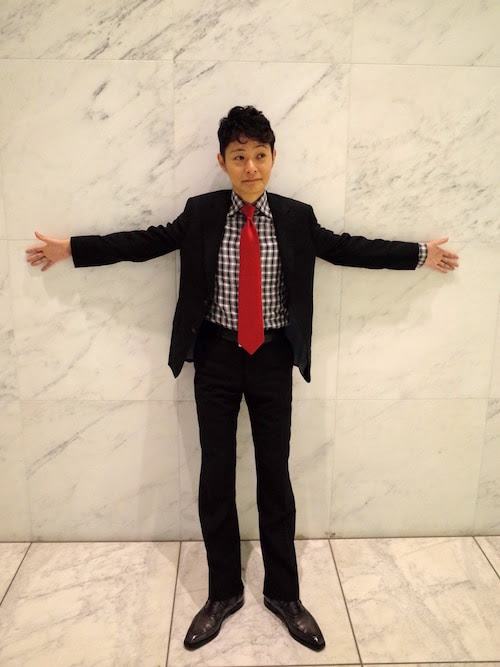 元の黒 スーツ 赤 シャツ 人気のファッションスタイル