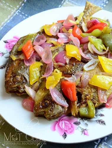 IKAN BAWAL MASAK CUKA.