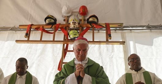 La croce fatta con le scale di soccorso e la testimonianza di un sacerdote a Pescara del Tronto